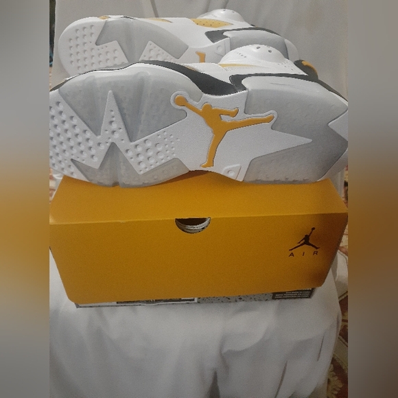 Jordan 6 orche size 9.5 - Picture 4 of 4